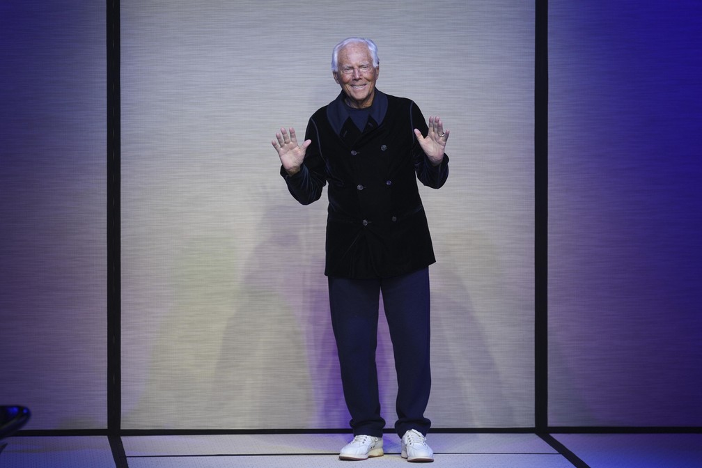 Giorgio Armani, 90, aceita aplausos após um dos desfiles de sua marca. — Foto: Antonio Calanni/ AP Photo