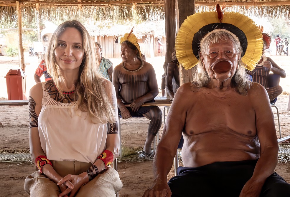 A atriz Angelina Jolie e o cacique Raoni — Foto: Mauricio Dias
