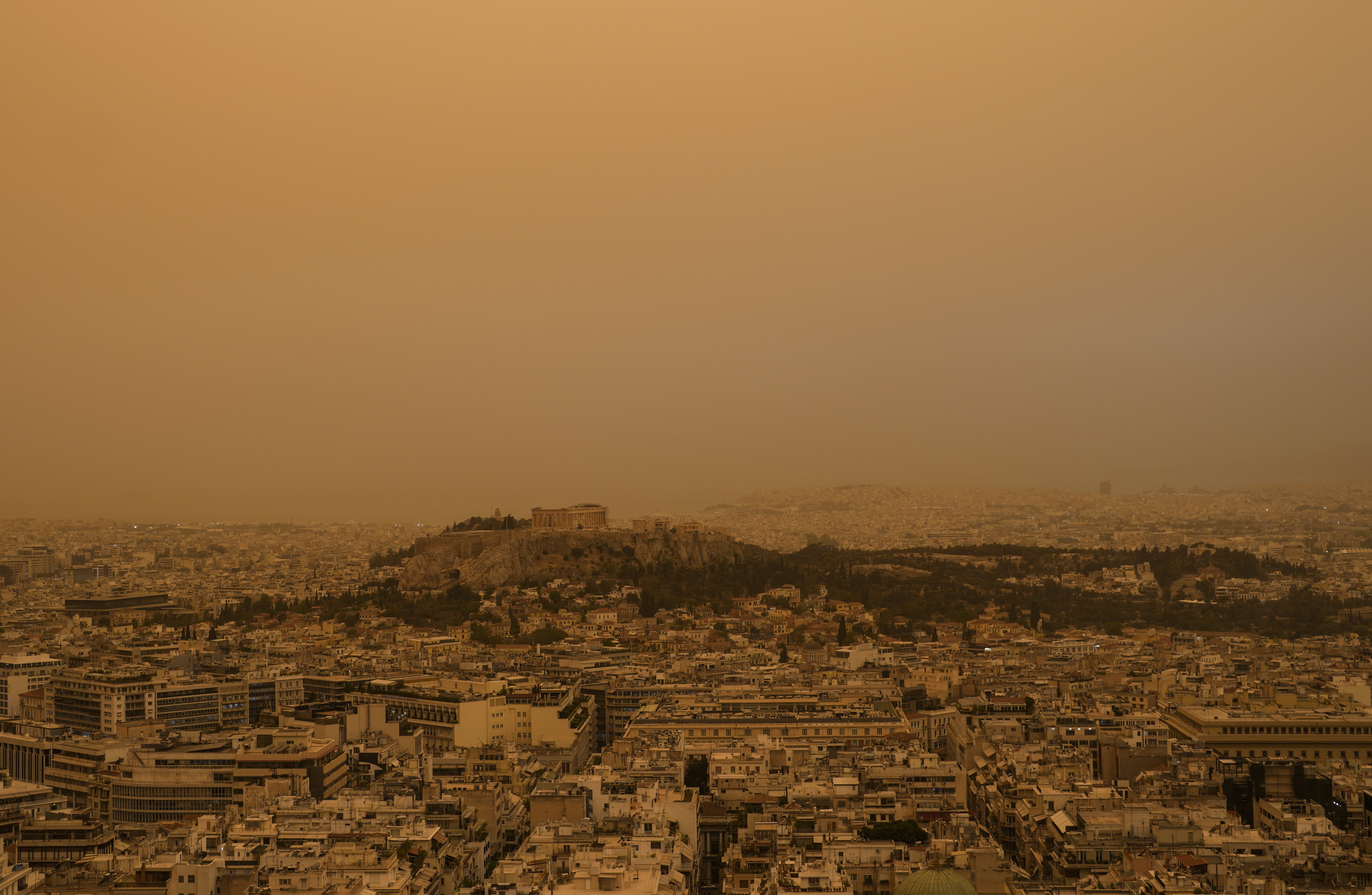 Nuvens de poeira encobrem parte da Grécia e deixam Atenas com céu alaranjado