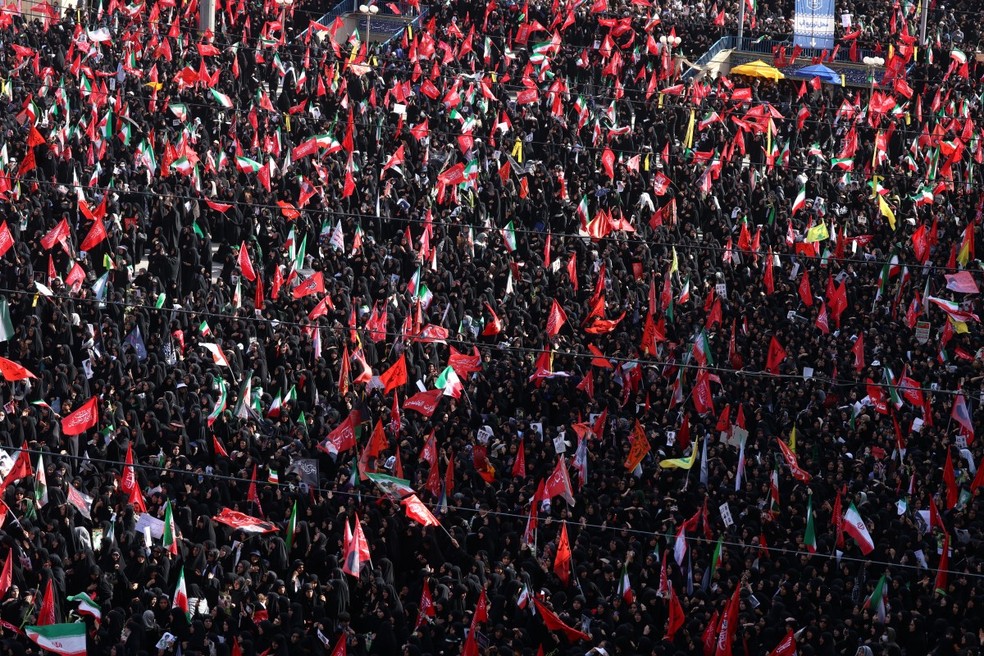 Com cartazes contra os EUA e Israel, manifestantes se reúnem na Grande Mosalla para o primeiro dia de homenagens ao líder supremo, morto em ataque em fevereiro. — Foto: AFP