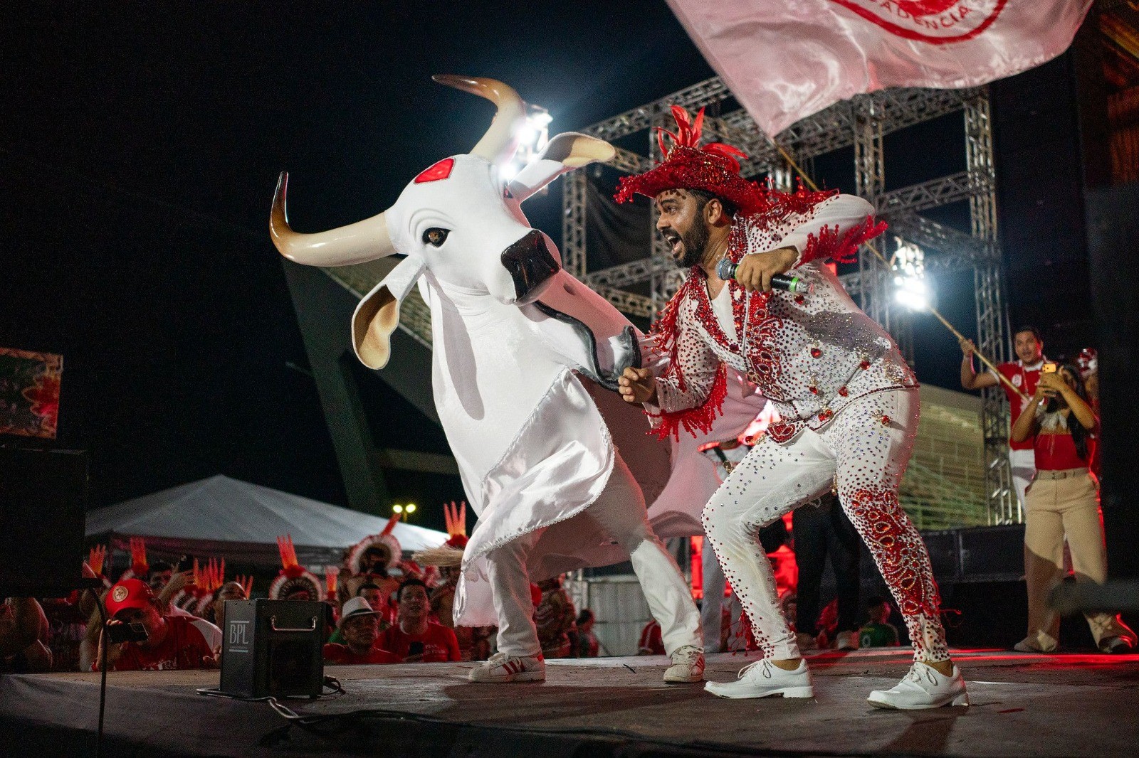 Último Curral do Garantido reúne galera encarnada em Manaus em expectativa para o Festival de Parintins