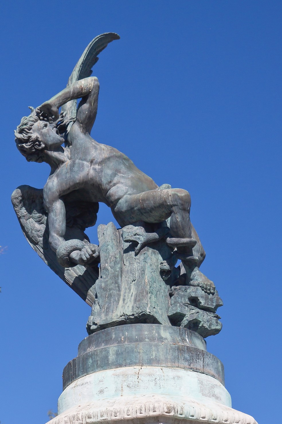 Fonte do anjo caído, na Espanha. — Foto: Reprodução/ Wikipedia/ Choniron - Own work, CC BY-SA 3.0