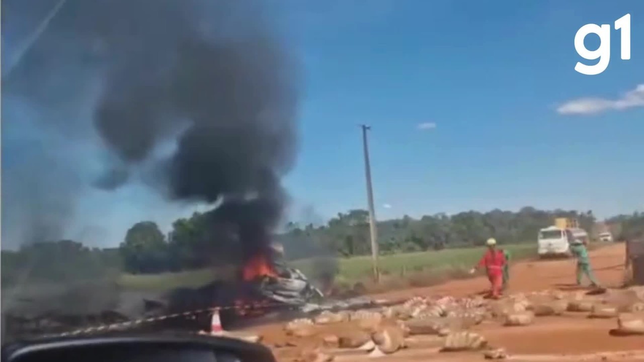 Motorista e passageiro de caminhonete morrem carbonizados após batida contra caminhão em MT