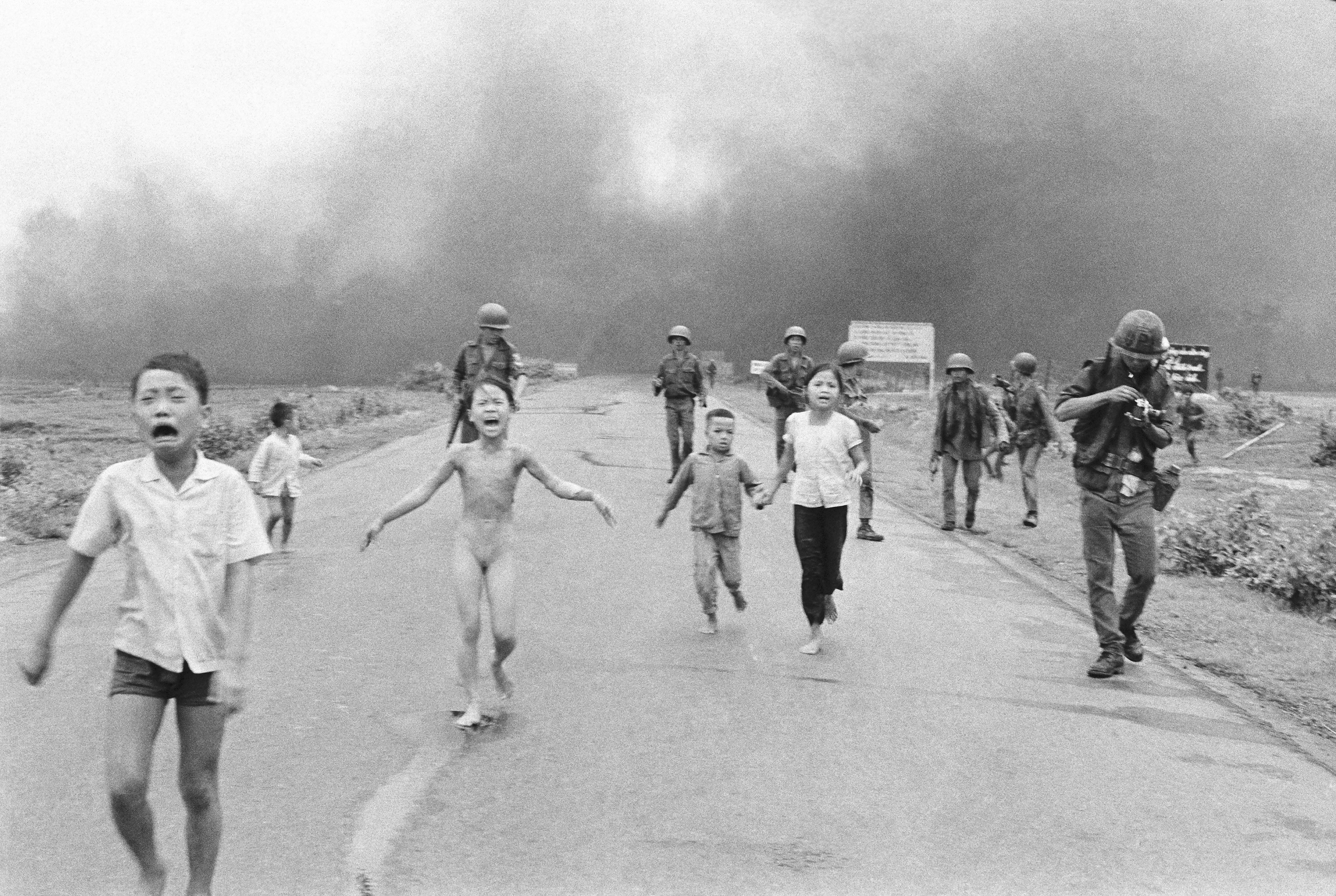 Mais de 50 anos depois, World Press Photo põe em dúvida quem tirou foto histórica da ‘Menina do Napalm’ e retira crédito de autor | Mundo