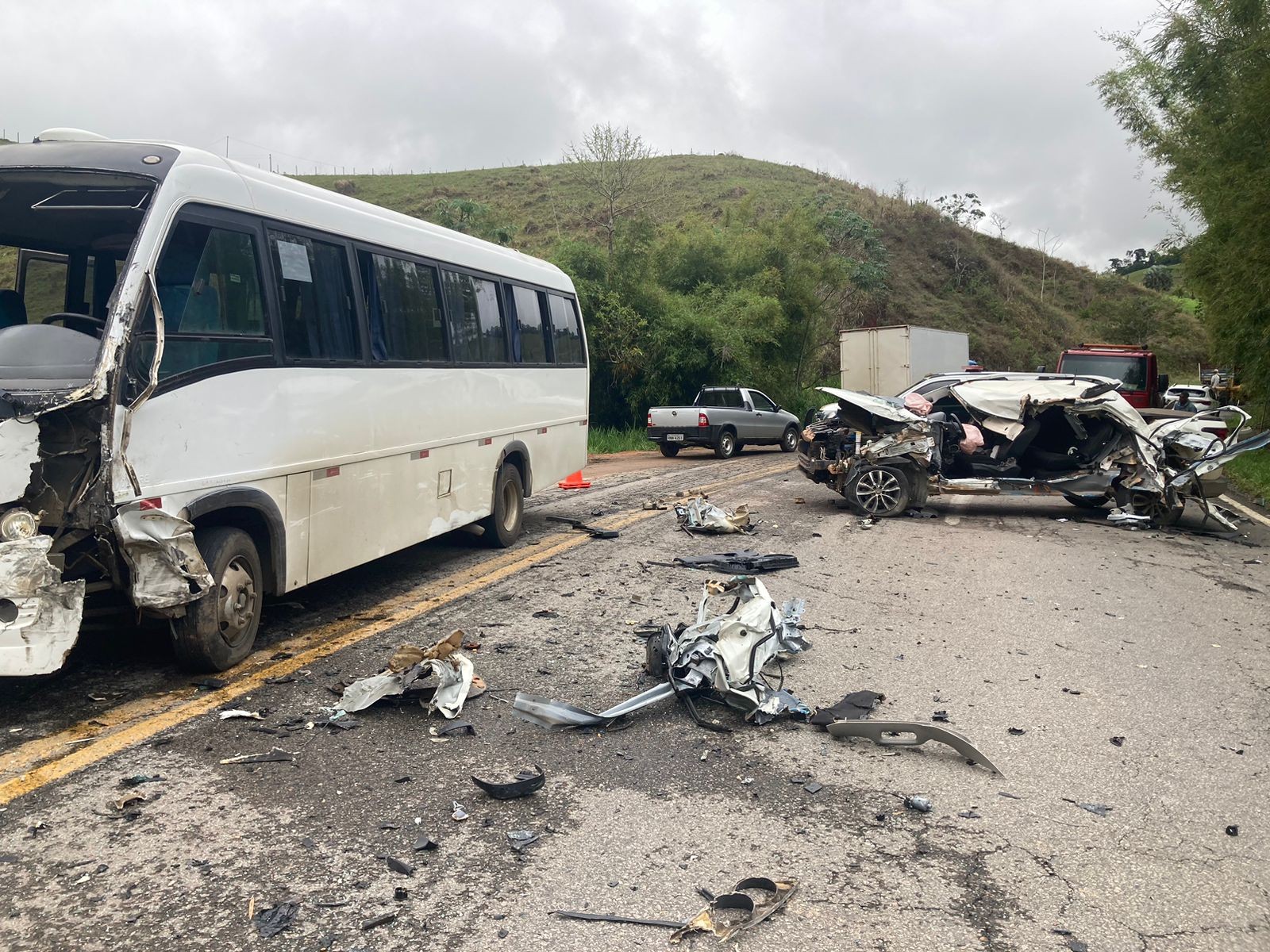 Carro e micro-ônibus batem de frente na MG-353, entre Coronel Pacheco e Juiz de Fora