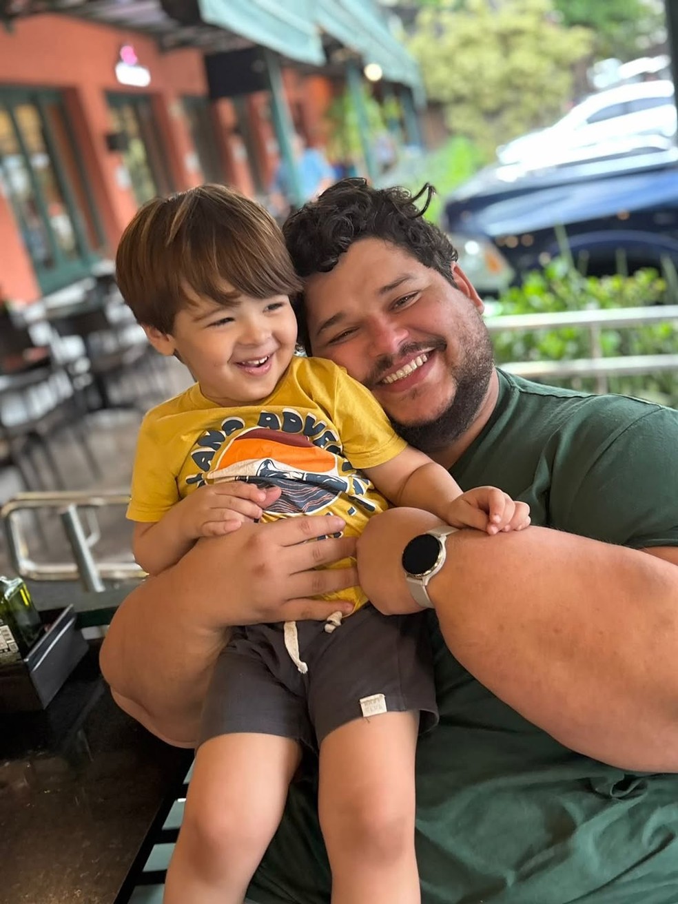 Julio e o sobrinho, que nasceu no dia de seu aniversário — Foto: Arquivo Pessoal