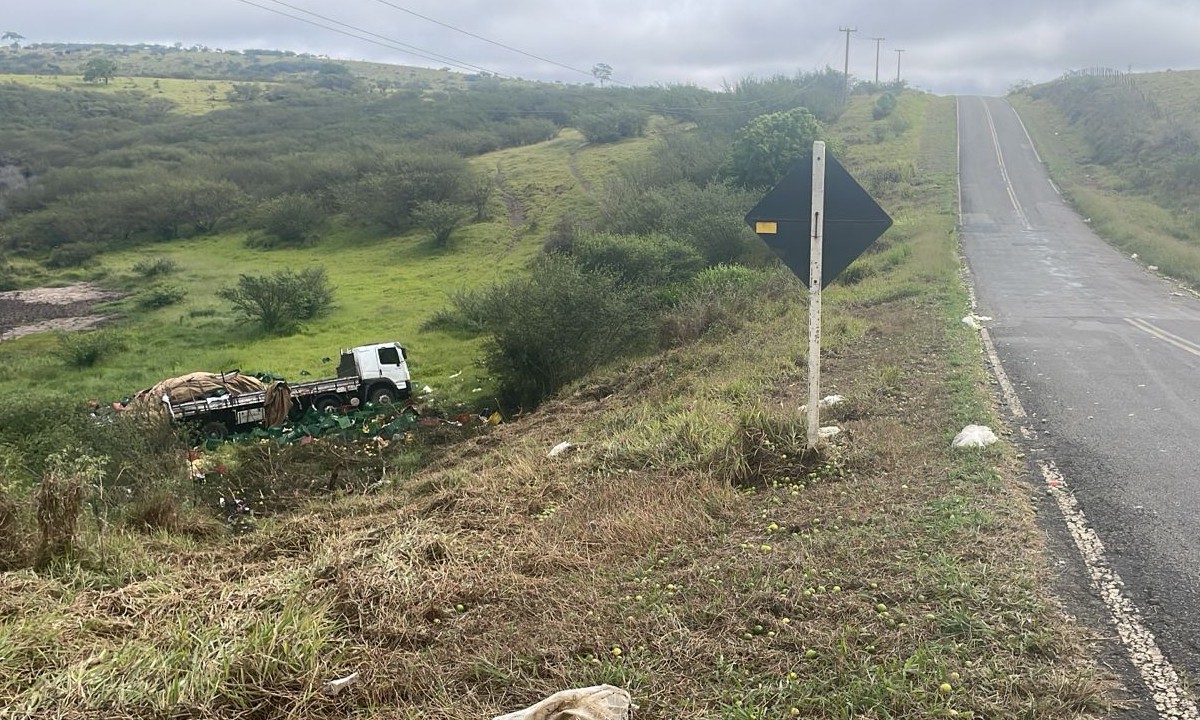 Motorista é arremessado e morre após caminhão cair em ribanceira na Bahia