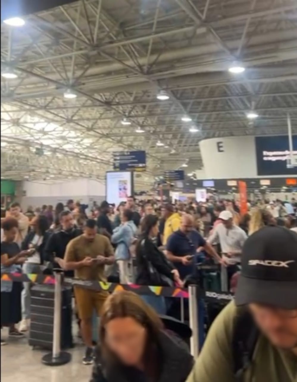 Passageiros enfrentam atrasos e longas filas em aeroportos do Rio