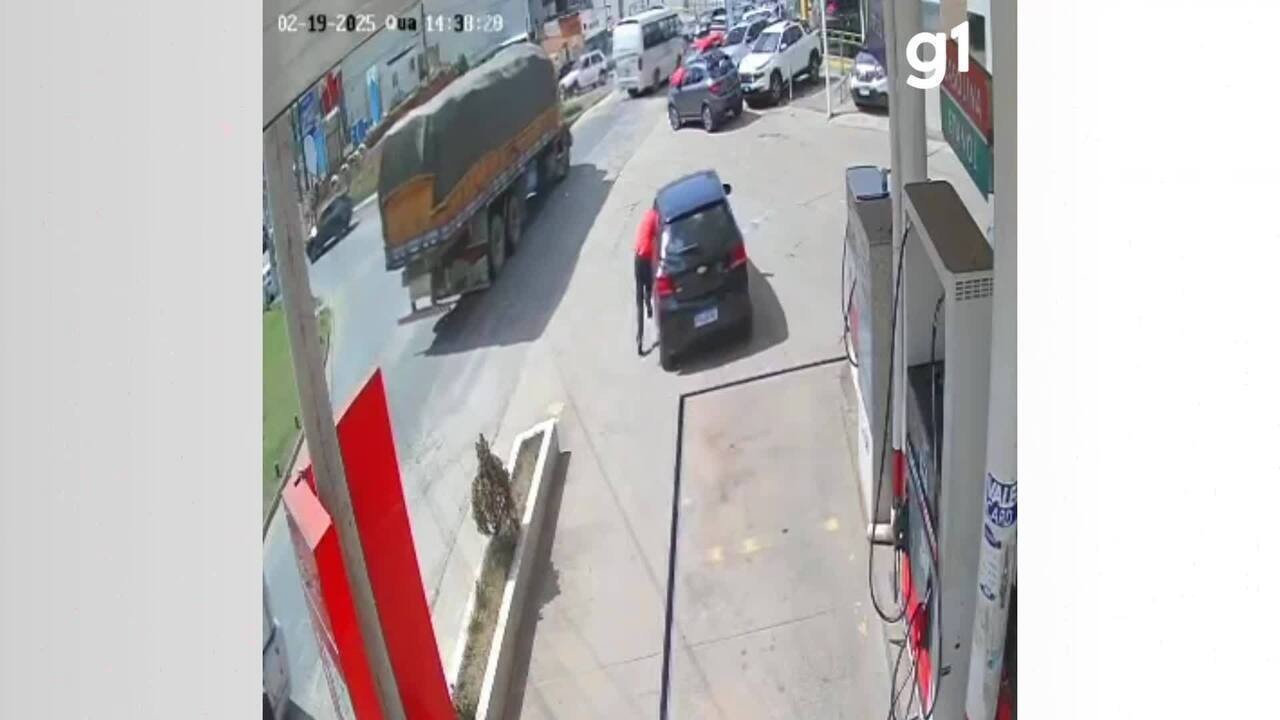 VÍDEO: Frentista se pendura em carro após motorista não pagar pela gasolina e é arrastado pelas ruas de Manhuaçu