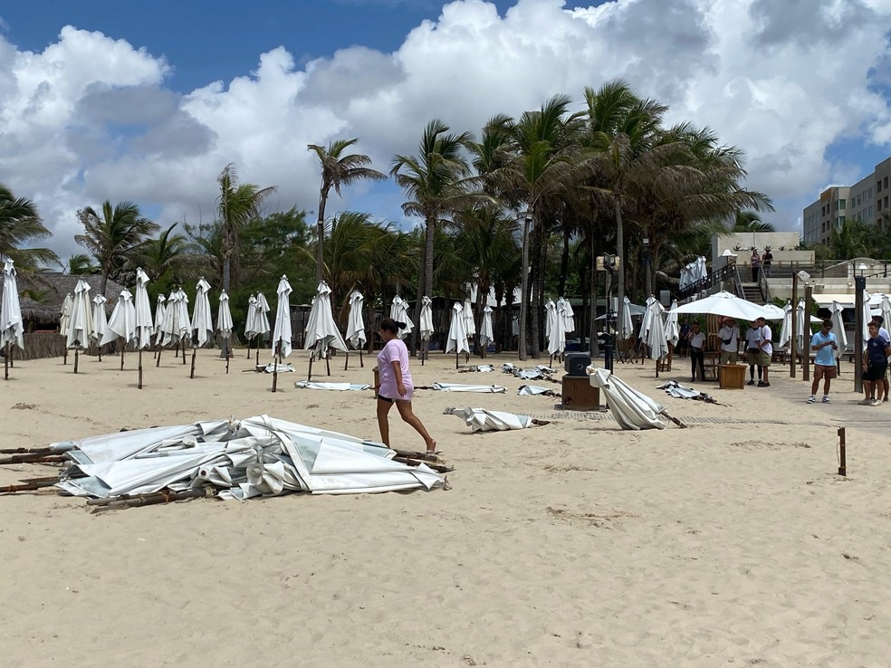 Operação faz retirada de construções irregulares na faixa de areia da Praia do Futuro, em Fortaleza — Foto: Nathally Kimberly/SVM