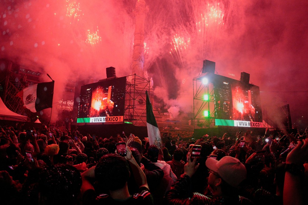 Torcedores do México celebram classificação contra na Copa do Mundo no monumento Ángel de la Independencia, na Cidade do México, em 30 de junho de 2026. — Foto: REUTERS/Armando Vega