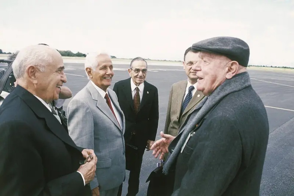 Clostermann (primeiro, a direita) e veteranos da FEB, em 2004 — Foto: BBC/Acervo pessoal/João Barone