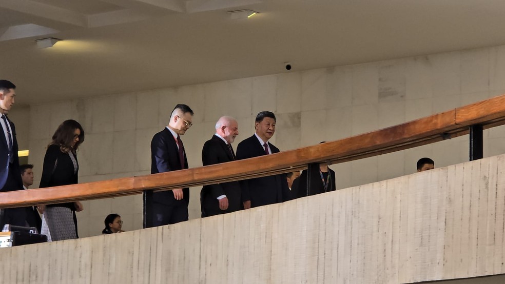Lula e Xi Jinping sobem as escadas do Palácio do Itamaraty para se dirigir à sala onde será realizado o jantar em homenagem ao presidente chinês — Foto: Vinícius Cassela/g1