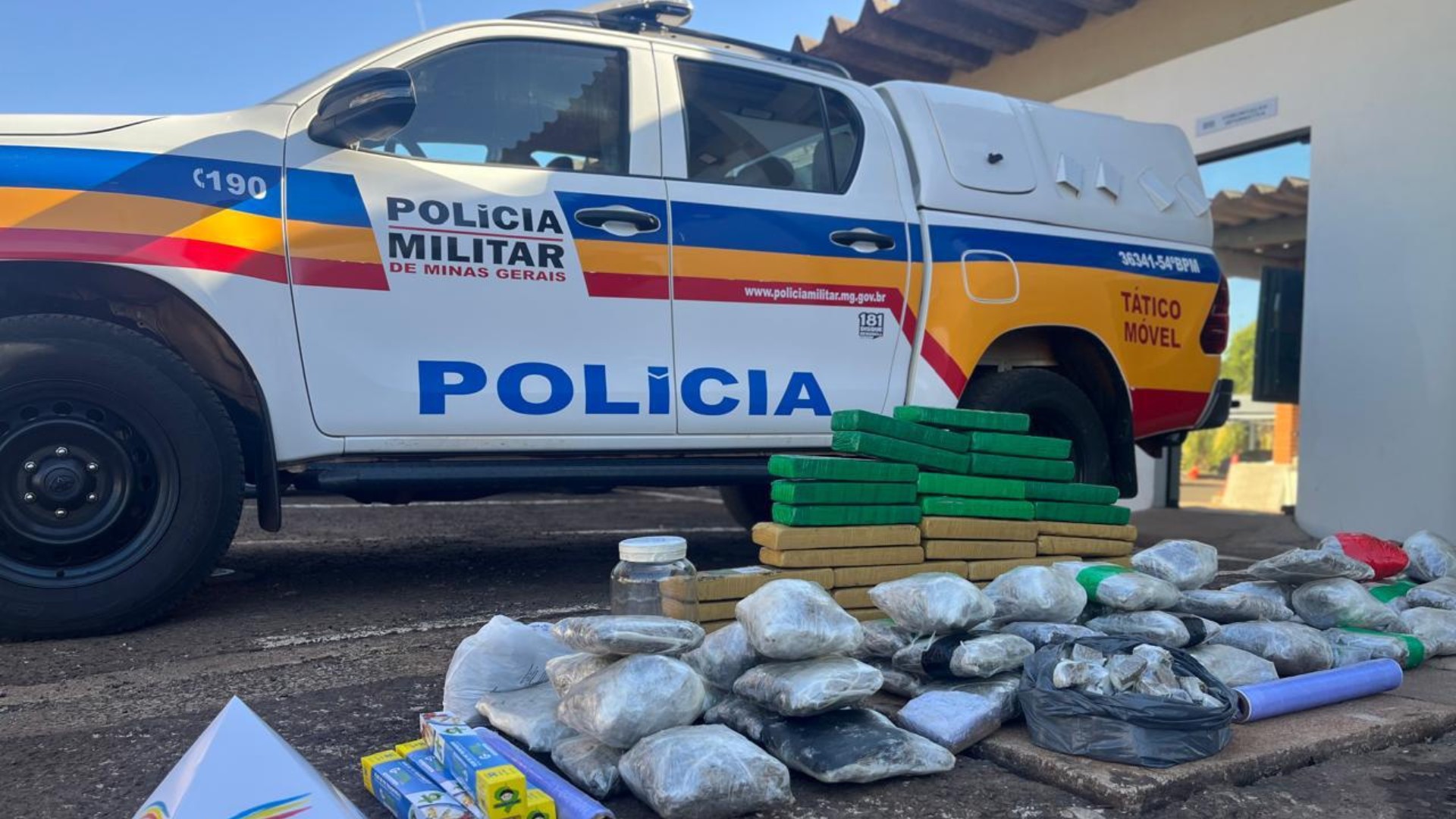 Traficante que fingia ser motorista de app para distribuir drogas é preso com mais de 60 kg de maconha em MG
