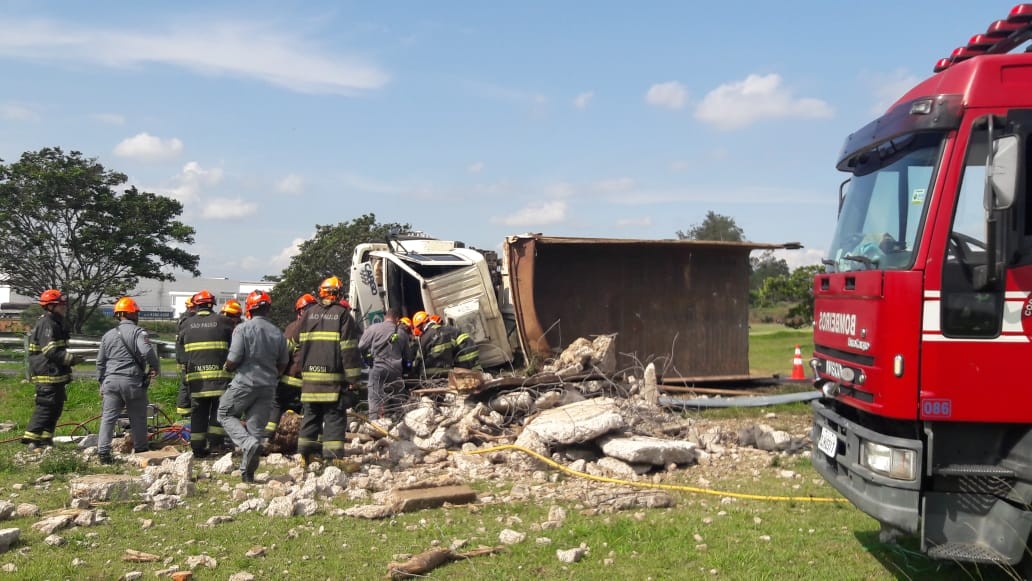 Veículo carregado com entulho tomba no acesso à Anhanguera e condutor morre em Valinhos