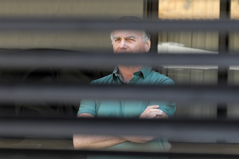 O ex-presidente Jair Bolsonaro em sua casa em Braslia enquanto cumpria priso domiciliar  Foto: Sergio Lima/AFP