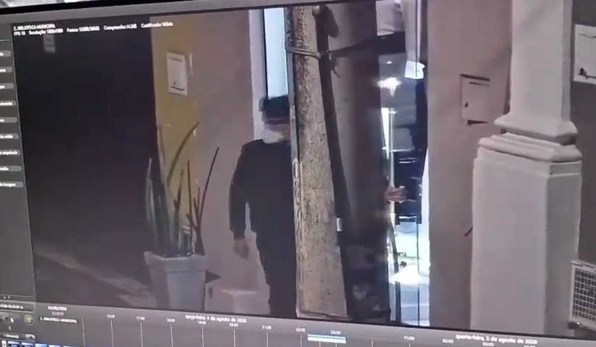 VÍDEO: homem arromba porta e furta loja, mas é preso ao tentar fugir do estabelecimento em Jaguariúna