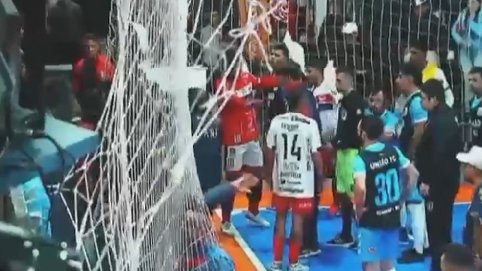 Torcedor foi esfaqueado durante partida de futsal em Sarandi — Foto: Reprodução/Rádio Sarandi