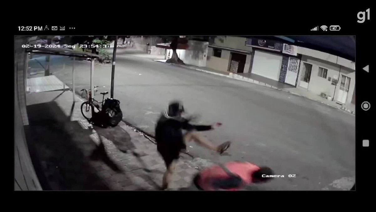 VÍDEO: assaltante dá 'voadora' em homem para roubar celular em Caruaru