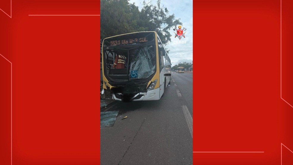 Acidente entre dois ônibus deixa seis pessoas feridas, na Asa Norte — Foto: CBMDF/Divulgação