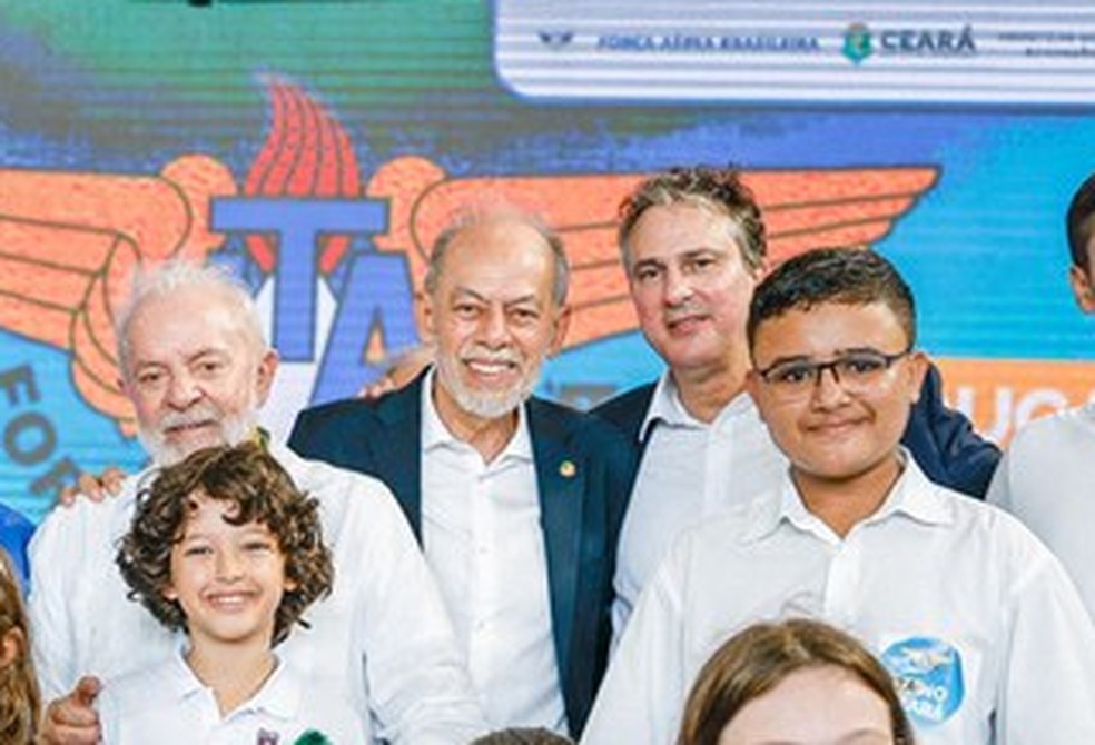 Ao lado do presidente Lula, maranhense Valdemiro Brito Gomes (à direita) recebe certificado como embaixador mirim de programa do Ministério da Ciência Tecnologia e Inovação (MCTI). — Foto: Ricardo Stuckert/PR