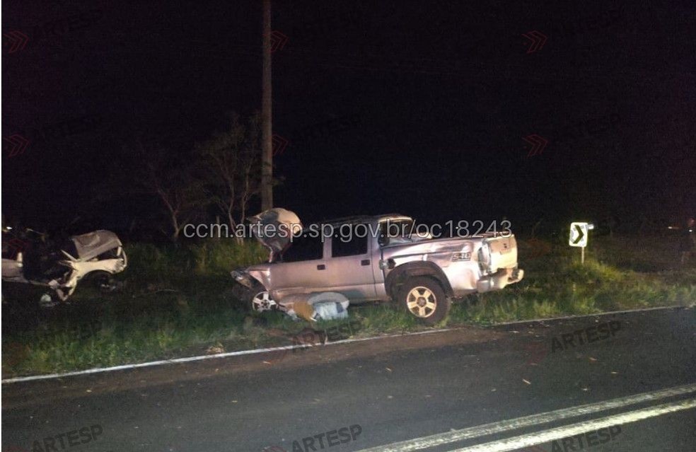 Duas pessoas morrem e outra fica em estado grave após acidente entre caminhonete e carro em Piquerobi (SP) — Foto: Reprodução/Artesp