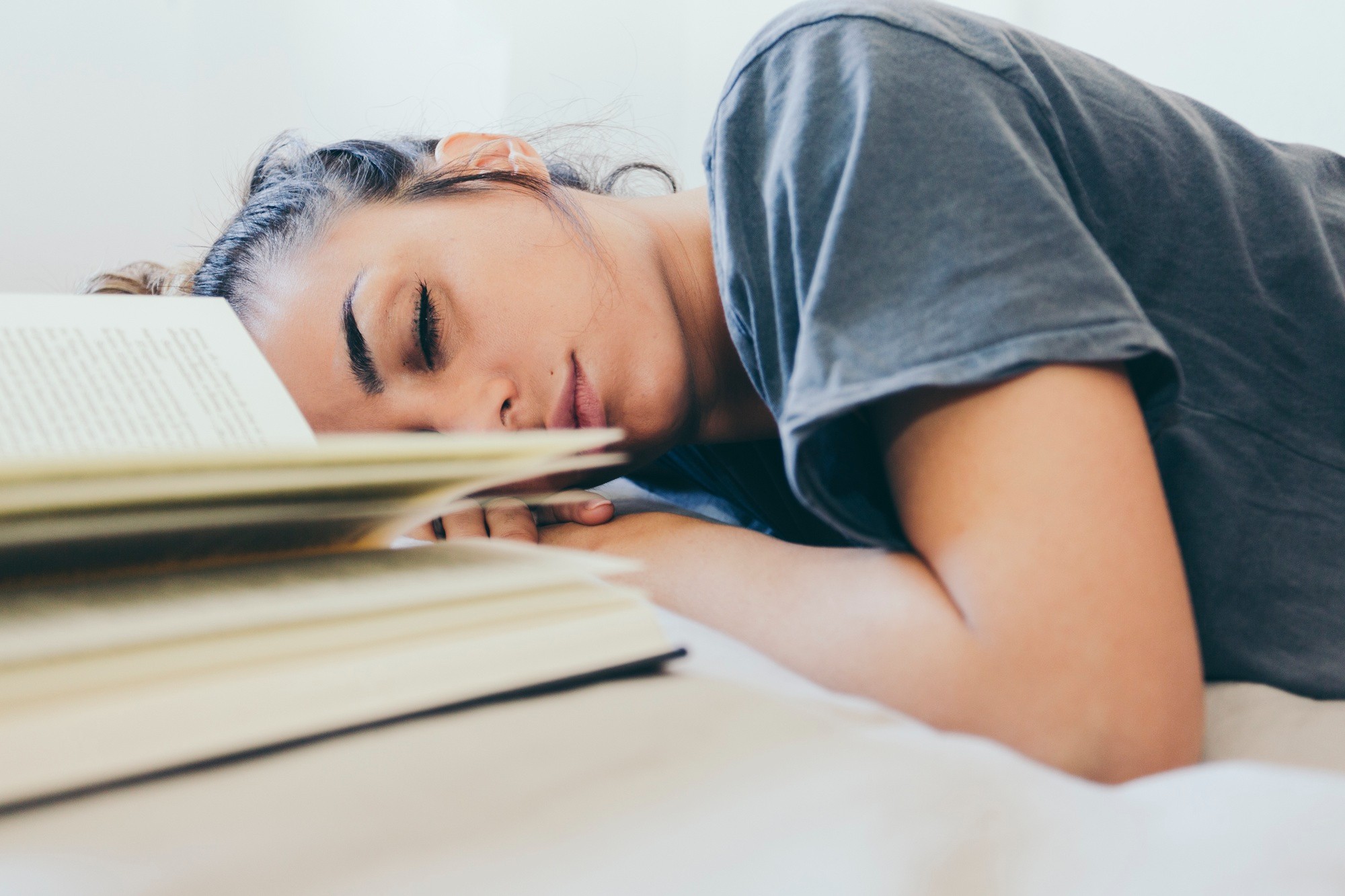 Estudo revela que sono de qualidade impulsiona notas e saúde mental de adolescentes