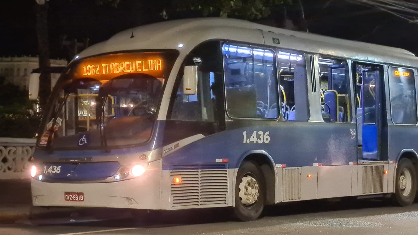 Assaltante esfaqueia passageiro de BRT e é preso após tentar fugir nadando por rio no Recife