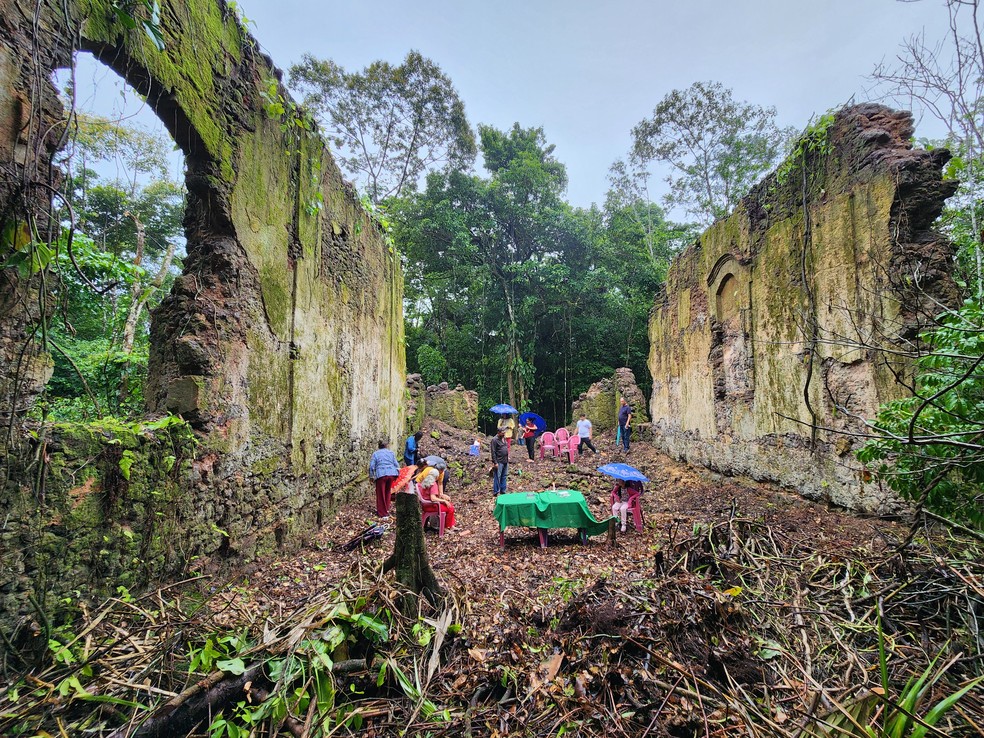 Ruínas de igreja na Vila Vistosa da Madre de Deus, no Amapá — Foto: Rafael Aleixo/g1