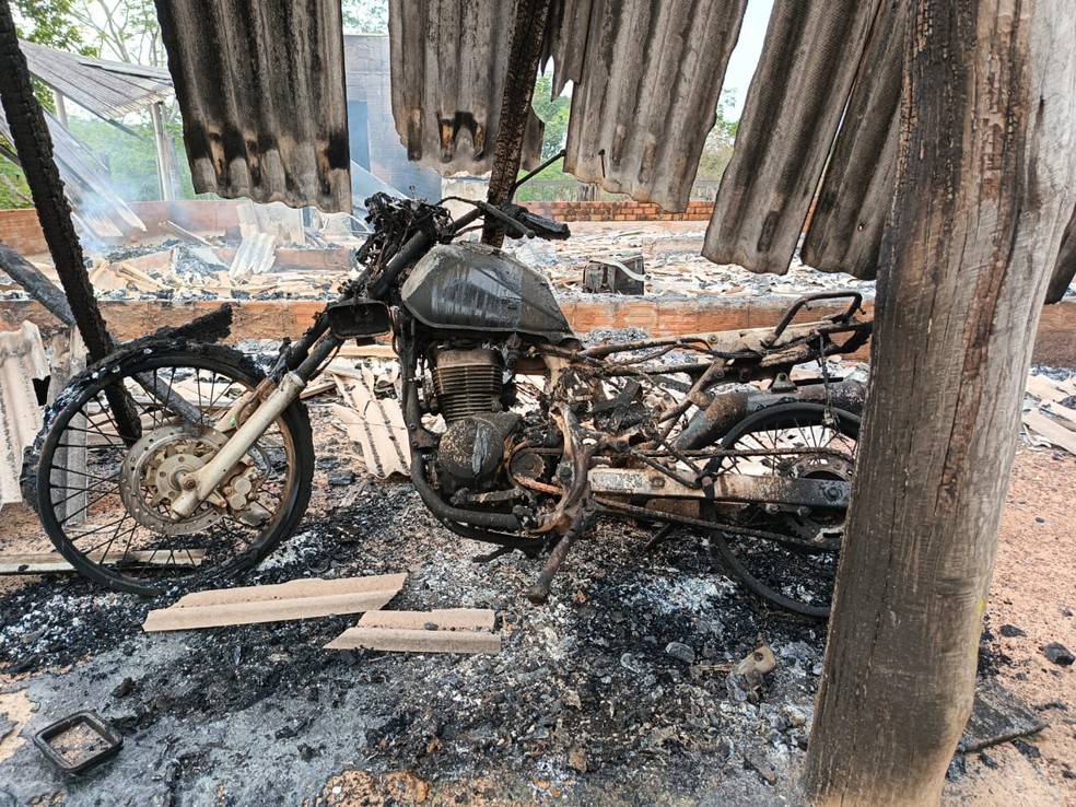 Motocicleta destruída em incêndio na zona rural de Ji-Paraná — Foto: Reprodução