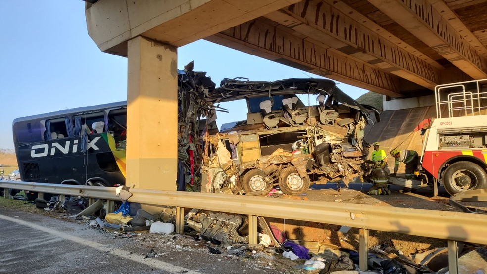 Acidente com excursão deixou pelo menos 10 mortos em Itapetininga. — Foto: Mike Adas/TV TEM
