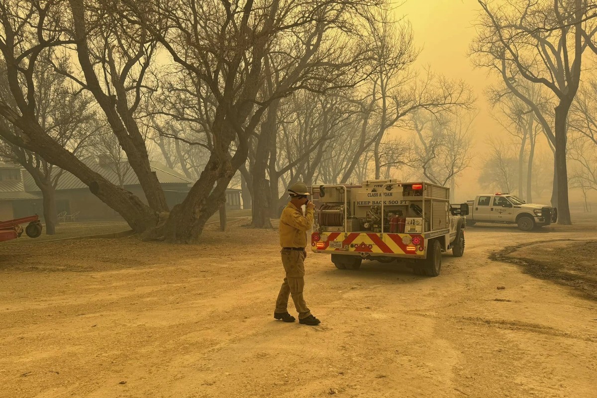 Série de incêndios florestais no Texas faz Estados Unidos fecharem depósito com armas nucleares