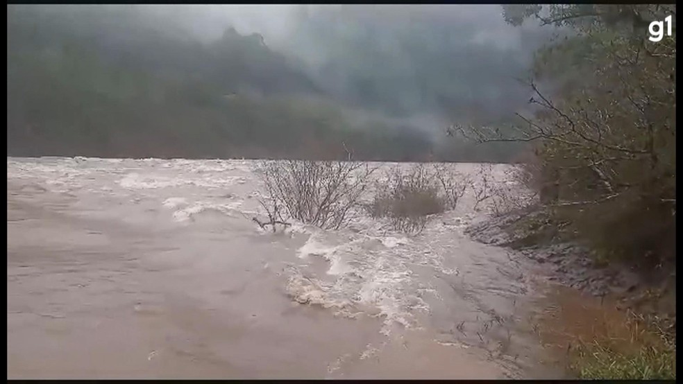 Ponte ficou submersa com elevação do nível de rio na Serra do RS, após chuvas intensas  — Foto: Reprodução 