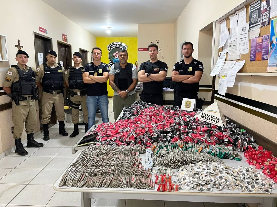 VÍDEO: Mulher é presa com mais de 8 mil pinos de cocaína e mil tabletes de maconha embalados com iniciais de facção criminosa