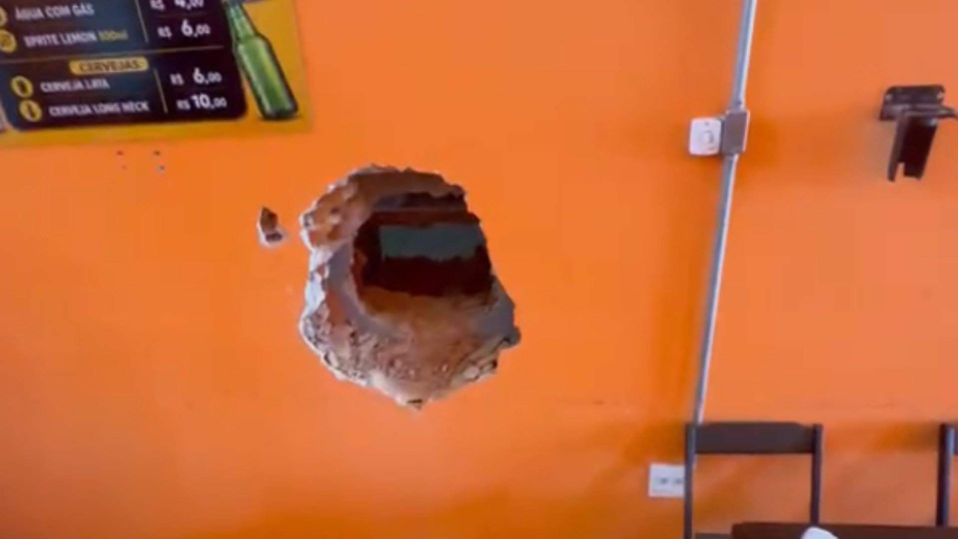 VÍDEO: Criminosos invadem pizzaria e passam 12 minutos tentando quebrar parede para acessar loja vizinha MG