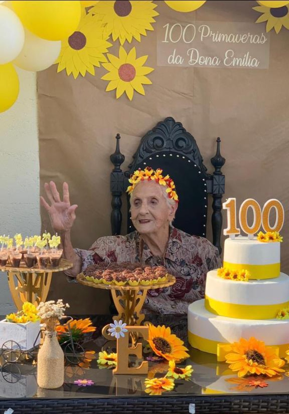 Mônica ganha bolo especial em seu aniversário de 50 anos - Guia da Semana