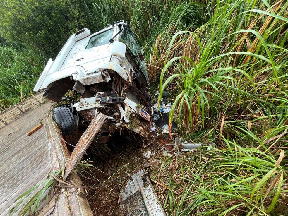 Carreta caiu em uma ribanceira na BR-354 em Formiga — Foto: Corpo de Bombeiros/Divulgação