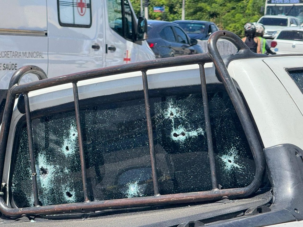 Carro crivado de balas após confronto entre PMs e suspeitos de crimes na Zona Norte de Natal — Foto: Sérgio Henrique Santos/Inter TV Cabugi
