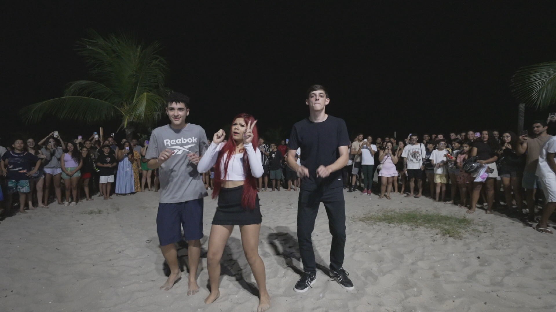 Campeonato de 'farmar aura' reúne jovens em praia no Grande Recife; VÍDEO