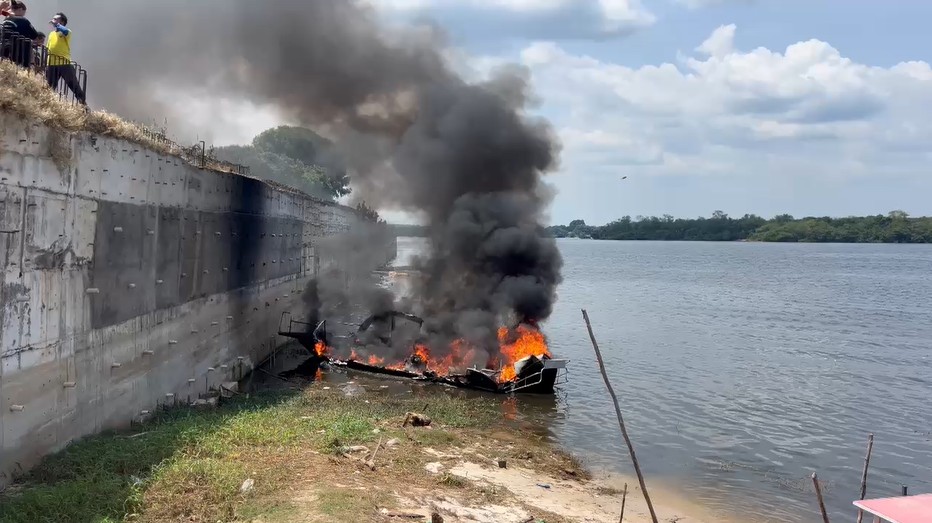 Lancha de turismo pega fogo durante abastecimento no interior do Amazonas