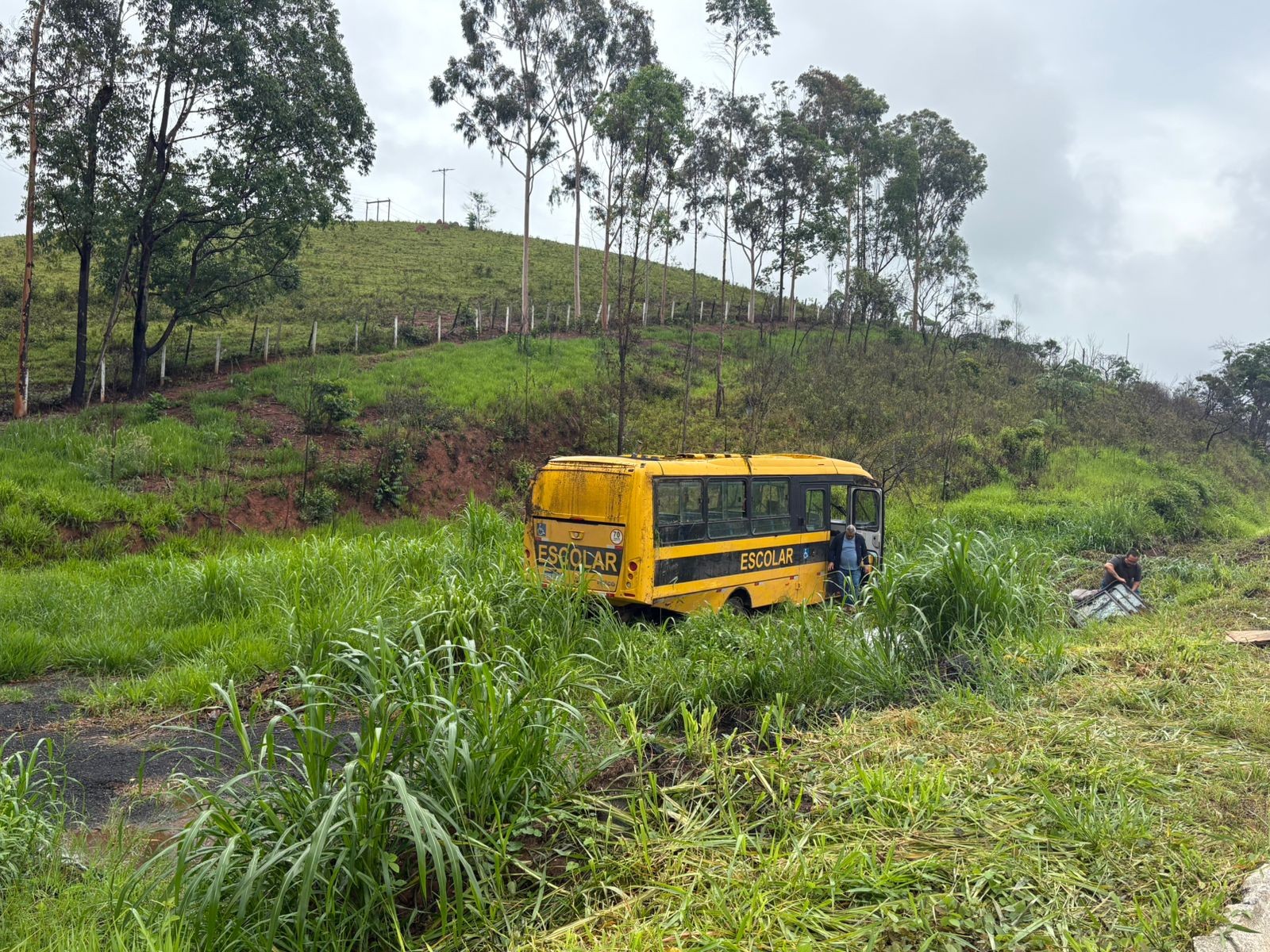 Acidente com micro-ônibus deixa um morto e feridos na BR-267