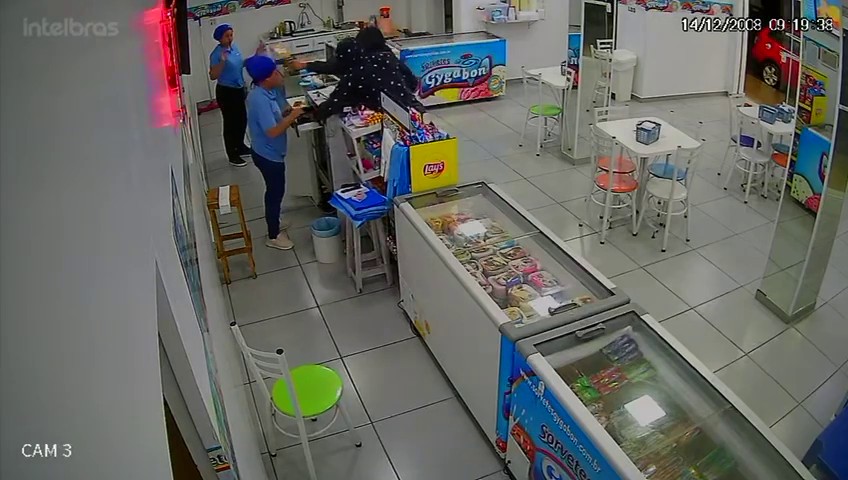 VÍDEO: dupla invade sorveteria e aponta arma para funcionária durante roubo no interior de SP