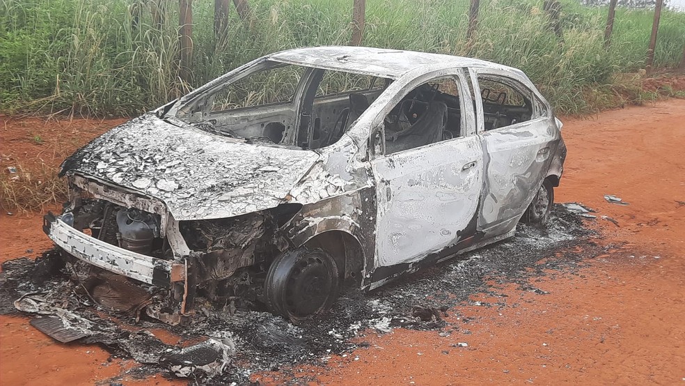 A perícia esteve no local e irá realizar exames para comprovar a identidade da vítima — Foto: Tâmara Figueiredo