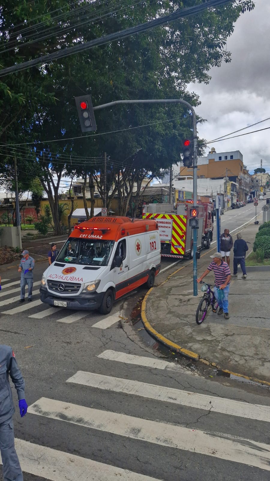 Homem perde braço após ser atropelado por caminhão em Mogi das Cruzes, diz polícia