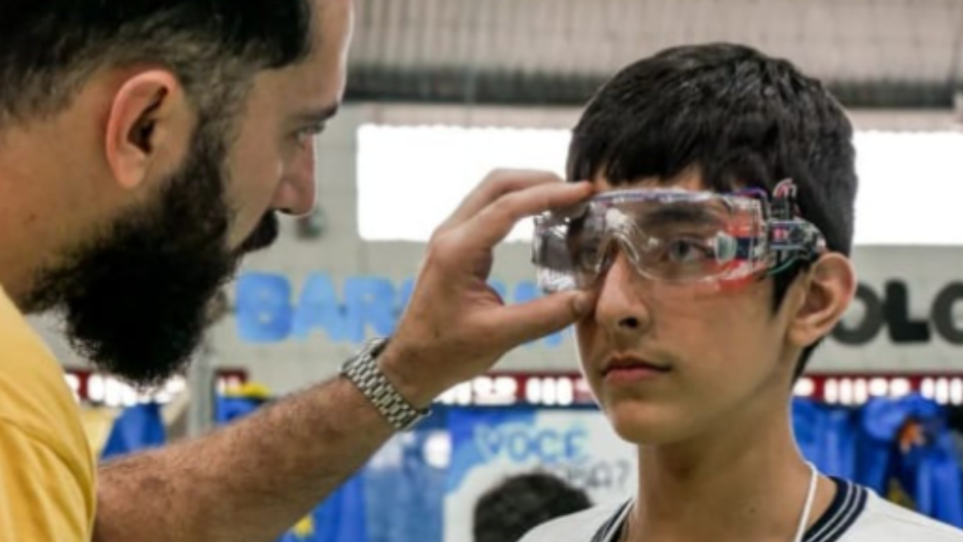 Óculos criados por alunos de escola pública do ES detectam sono e podem evitar acidentes