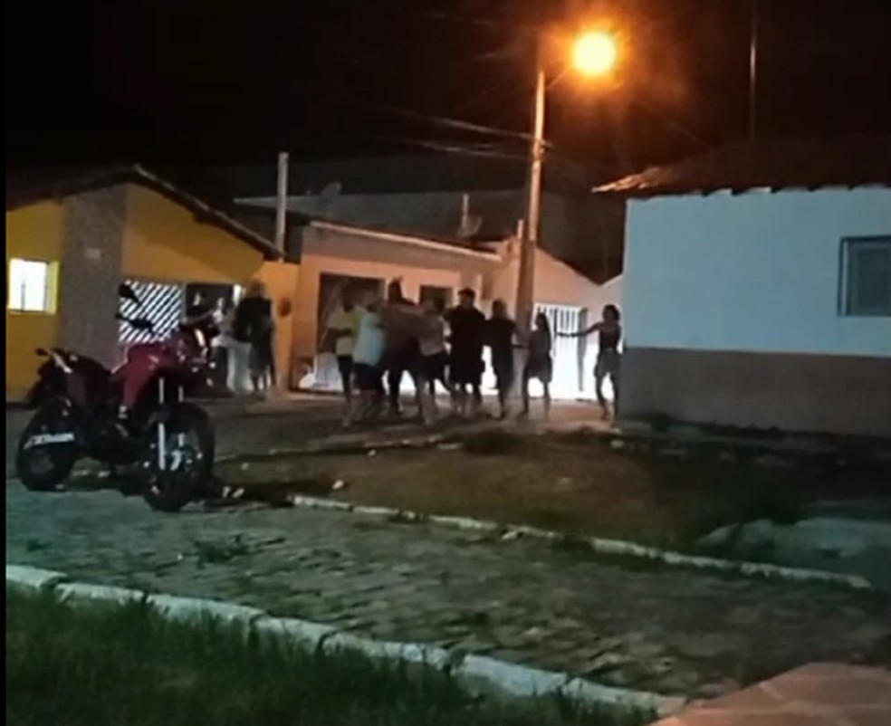 Prefeito troca socos durante briga com outras pessoas em rua de Francisco Dantas, no Alto Oeste potiguar — Foto: Reprodução