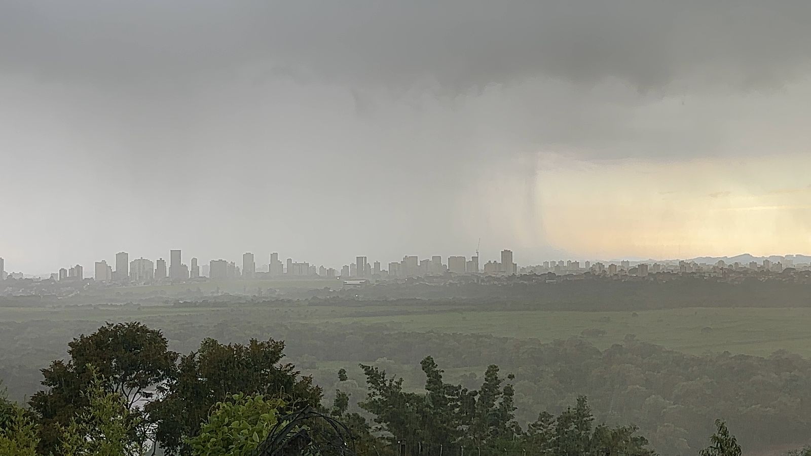 Frente fria põe fim a calorão e Marinha faz alerta de ondas