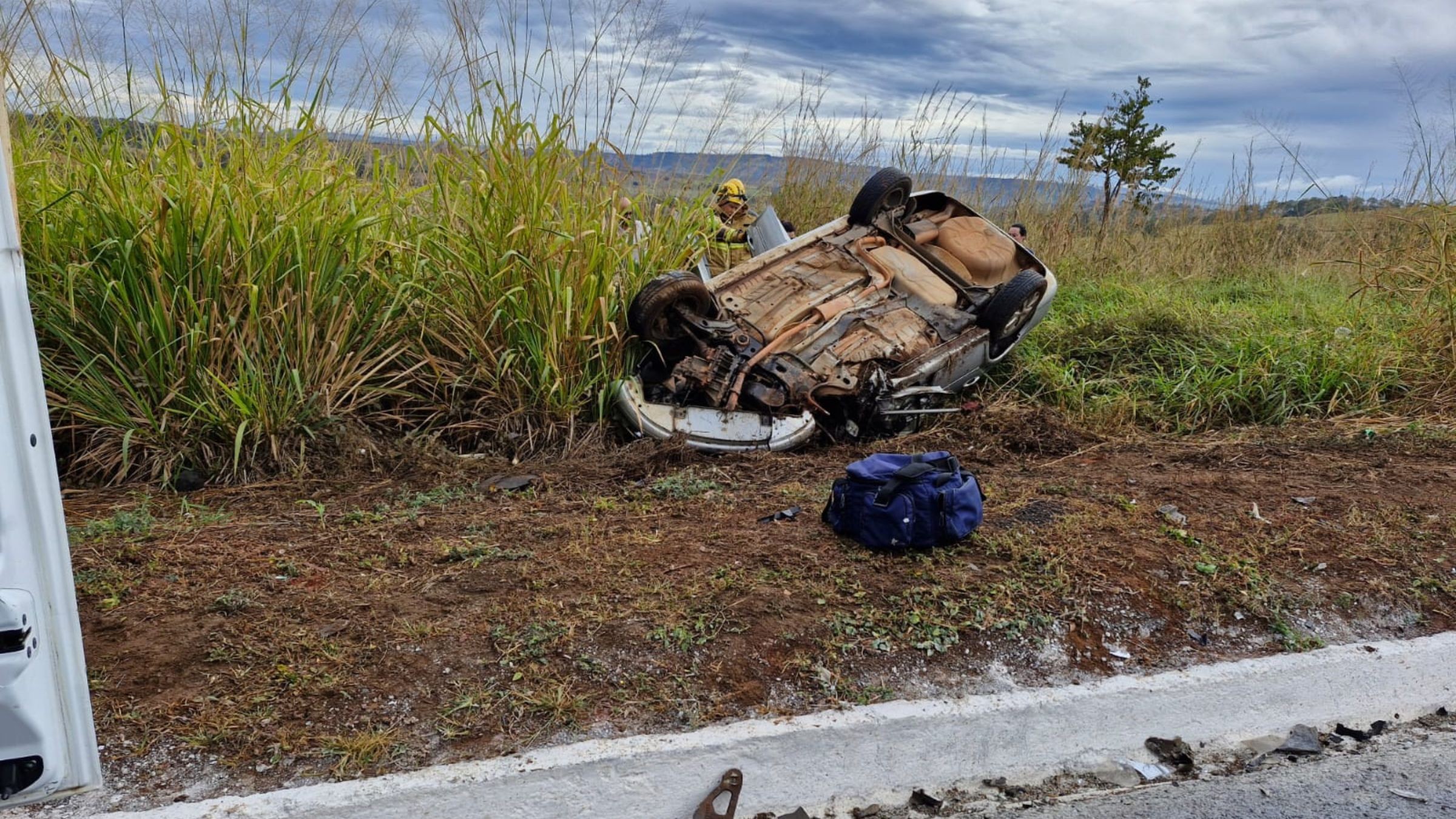 Uma pessoa morreu após batida entre carro e carreta provocada por ultrapassagem arriscada na BR-365