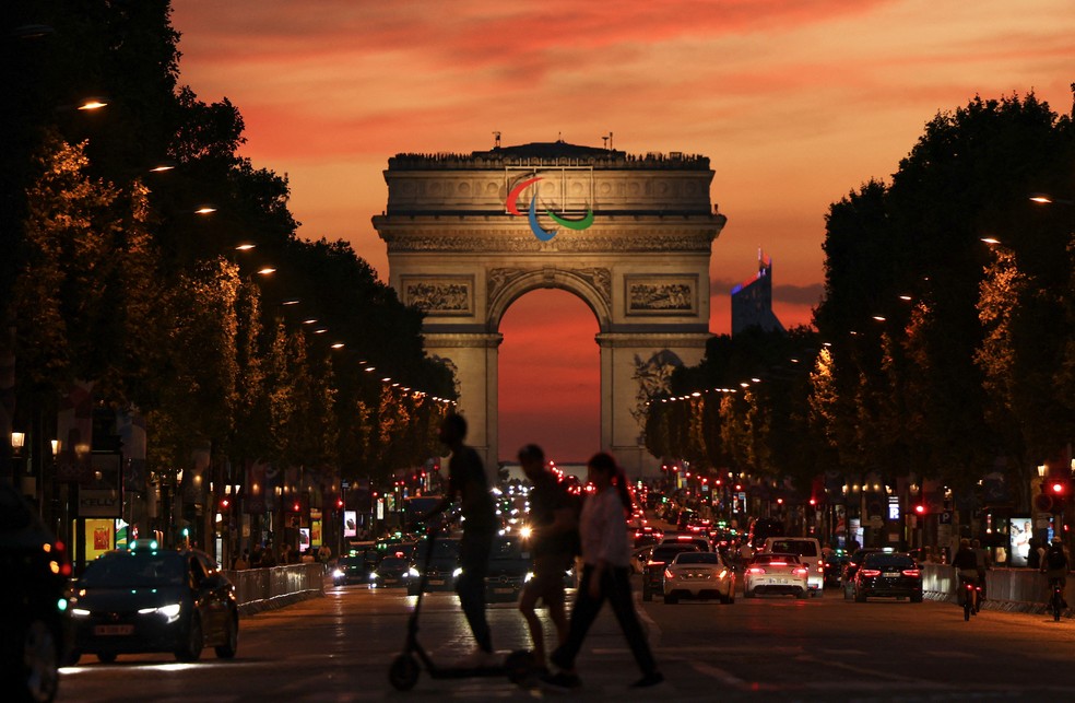 Arco do Triunfo com o símbolo dos Jogos Paralímpicos, em Paris — Foto: REUTERS/Tingshu Wang
