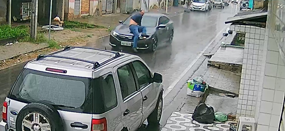 Advogada arrasta homem em capô do carro após desobedecer ordem judicial em Caruaru; VÍDEO